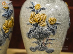 Đôi lọ hoa miệng lượn men rạn đắp nổi hoa Sen Cát Tường, cao 24cm