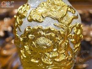 Đôi lọ hoa miệng lượn men rạn đắp nổi hoa Sen Cát Tường dát vàng 24k, cao 28cm