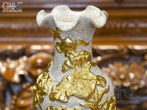 Đôi lọ hoa miệng lượn men rạn đắp nổi hoa Sen Cát Tường dát vàng 24k, cao 28cm