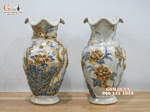 Đôi lọ hoa miệng lượn men rạn đắp nổi Công Đào, cao 27cm