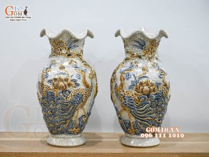 Đôi lọ hoa miệng lượn men rạn đắp nổi Công Đào, cao 27cm