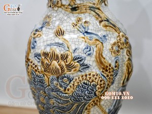 Đôi lọ hoa miệng lượn men rạn đắp nổi Công Đào, cao 27cm