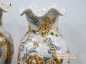 Đôi lọ hoa miệng lượn men rạn đắp nổi Công Đào, cao 27cm