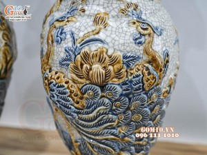 Đôi lọ hoa miệng lượn men rạn đắp nổi Công Đào, cao 27cm