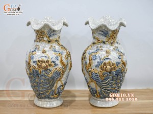 Đôi lọ hoa miệng lượn men rạn đắp nổi Công Đào, cao 27cm