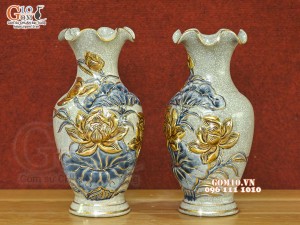 Đôi lọ hoa miệng lượn men rạn đắp nổi Sen Cát Tường vẽ vàng 24k, cao 32cm