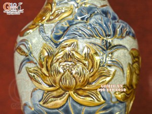 Đôi lọ hoa miệng lượn men rạn đắp nổi Sen Cát Tường vẽ vàng 24k, cao 32cm