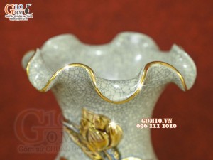 Đôi lọ hoa miệng lượn men rạn đắp nổi Sen Cát Tường vẽ vàng 24k, cao 32cm