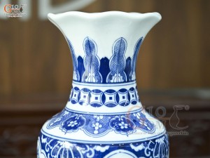 Đội lọ hoa miệng lượn men trắng họa tiết Tứ Cảnh Tài Lộc, cao 35cm