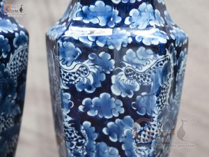 Đôi lọ hoa song tâm men lam cổ vẽ Long Ẩn, cao 33cm