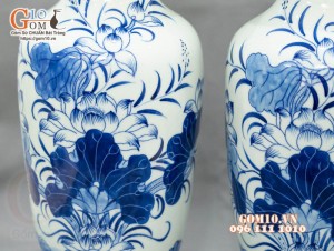 Đôi lộc bình men lam vẽ Sen Đại Cát, cao 25cm