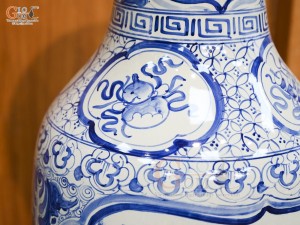 Đôi lọ lộc bình men trắng nhị cảnh Sơn Thuỷ - Công Đào cao 1m55cm (cả chân kê)