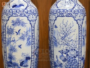 Đôi lọ lộc bình men trắng vẽ Tứ Cảnh Cát Tường, cao 1m75cm (cả chân kê)