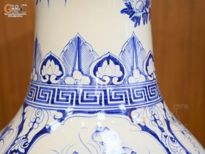 Đôi lọ lộc bình men trắng vẽ Tứ Cảnh Cát Tường, cao 1m75cm (cả chân kê)