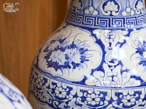 Đôi lọ lộc bình men trắng vẽ Tứ Cảnh Cát Tường, cao 1m75cm (cả chân kê)