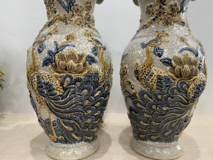 Đôi lọ miệng lượn men rạn đắp nổi Công Đào, cao 32cm