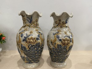 Đôi lọ miệng lượn men rạn đắp nổi Công Đào, cao 32cm