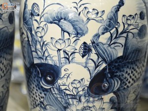 Đôi lộc bình men chàm cổ vẽ Cá Chép liên hoa, cao 70cm