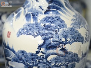 Đôi lộc bình men chàm cổ vẽ cảnh Sơn Thủy, cao 70cm