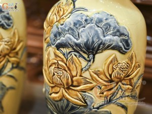 Đôi lộc bình men hoàng tộc đắp nổi Sen Cát Tường, cao 26cm