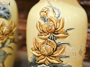 Đôi lộc bình men hoàng tộc đắp nổi Sen Cát Tường, cao 26cm