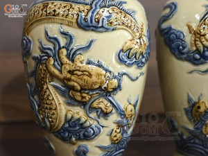Đôi lộc bình men hoàng tộc đắp nổi Rồng Phúc Mãn, cao 28cm