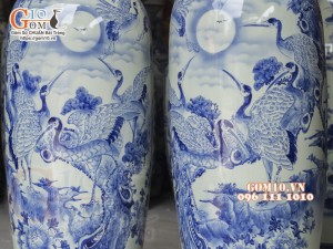 Đôi lộc bình men lam cổ họa tiết Bách Hạc Quần Tùng, cao 1m75