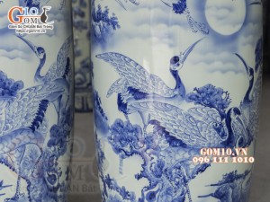 Đôi lộc bình men lam cổ họa tiết Bách Hạc Quần Tùng, cao 1m75