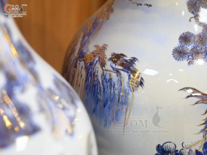 Đôi lộc bình men lam cổ họa tiết Bách Hạc vẽ vàng, cao 1m55