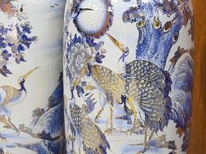 Đôi lộc bình men lam cổ họa tiết Bách Hạc vẽ vàng, cao 1m55