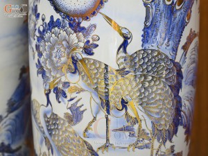 Đôi lộc bình men lam cổ họa tiết Bách Hạc vẽ vàng, cao 1m55