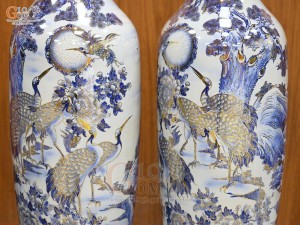 Đôi lộc bình men lam cổ họa tiết Bách Hạc vẽ vàng, cao 1m55