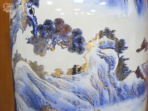 Đôi lộc bình men lam cổ họa tiết Bách Hạc vẽ vàng, cao 1m55