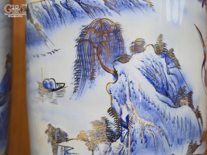 Đôi lộc bình men lam cổ họa tiết Bách Hạc vẽ vàng, cao 1m55