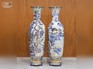 Đôi lộc bình men lam cổ họa tiết Bách Hạc vẽ vàng, cao 1m55