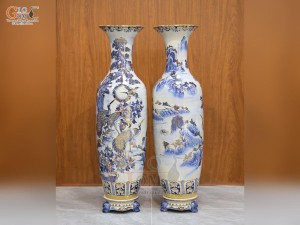 Đôi lộc bình men lam cổ họa tiết Bách Hạc vẽ vàng, cao 1m55