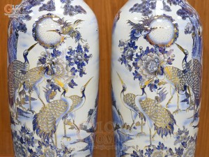 Đôi lộc bình men lam cổ họa tiết Bách Hạc vẽ vàng, cao 1m55