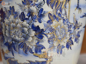 Đôi lộc bình men lam cổ họa tiết Bách Hạc vẽ vàng, cao 1m55