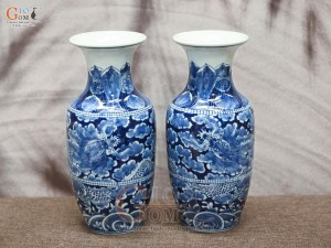 Đôi lộc bình men lam cổ vẽ Long Ẩn băng, cao 33cm