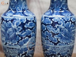 Đôi lộc bình men lam cổ vẽ Long Ẩn băng, cao 33cm