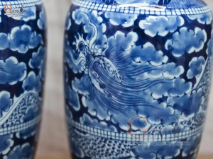 Đôi lộc bình men lam cổ vẽ Long Ẩn băng, cao 33cm