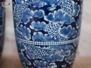 Đôi lộc bình men lam cổ vẽ Long Ẩn băng, cao 33cm