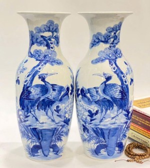 Đôi lộc bình men lam cổ vẽ tùng hạc, cao 40cm
