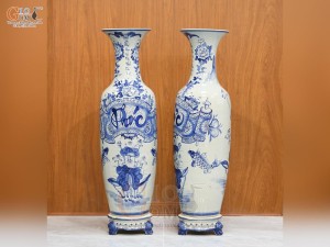 Đôi lộc bình men lam, họa tiết thư pháp Phúc Đức, cao 1m35 (cả chân kê)