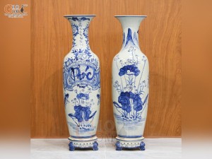 Đôi lộc bình men lam, họa tiết thư pháp Phúc Đức, cao 1m35 (cả chân kê)