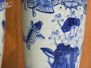 Đôi lộc bình men lam, họa tiết thư pháp Phúc Đức, cao 1m35 (cả chân kê)