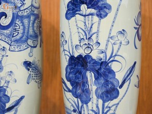 Đôi lộc bình men lam, họa tiết thư pháp Phúc Đức, cao 1m35 (cả chân kê)