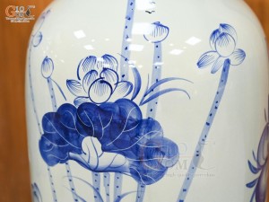 Đôi lộc bình men lam, họa tiết thư pháp Phúc Đức, cao 1m35 (cả chân kê)