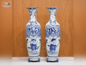 Đôi lộc bình men lam, họa tiết thư pháp Phúc Đức, cao 1m35 (cả chân kê)