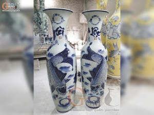 Đôi lộc bình men lam vẽ Lý Ngư Vọng Nguyệt Tài Lộc, cao 1m4